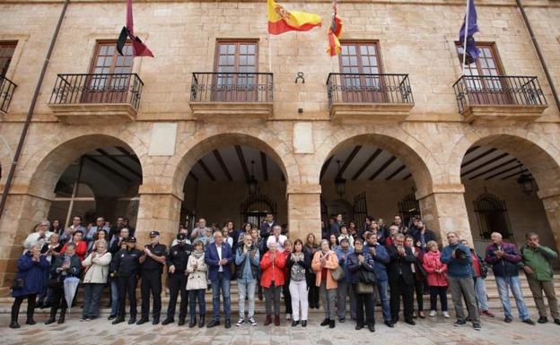 Concentarción en el Ayuntamiento de Denia, que decretó un día de luto oficial.