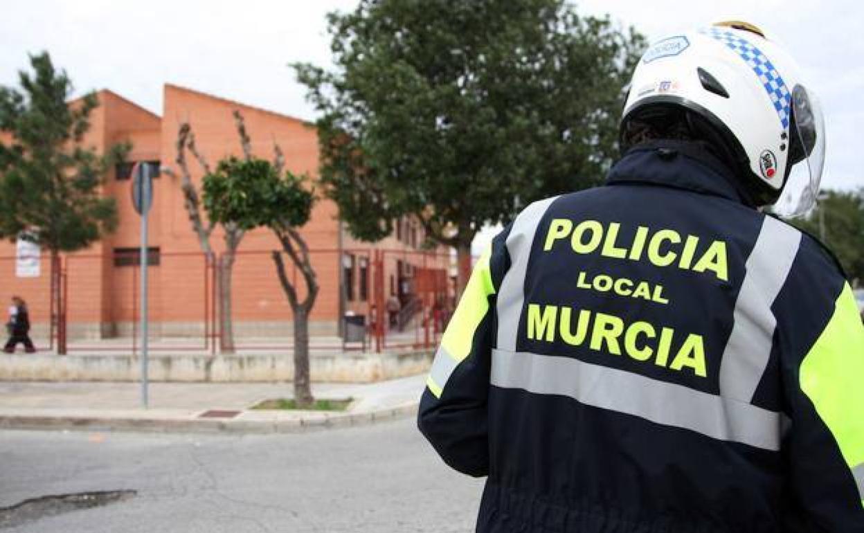 Un agente de la Policía Local de Murcia, en una imagen de archivo.