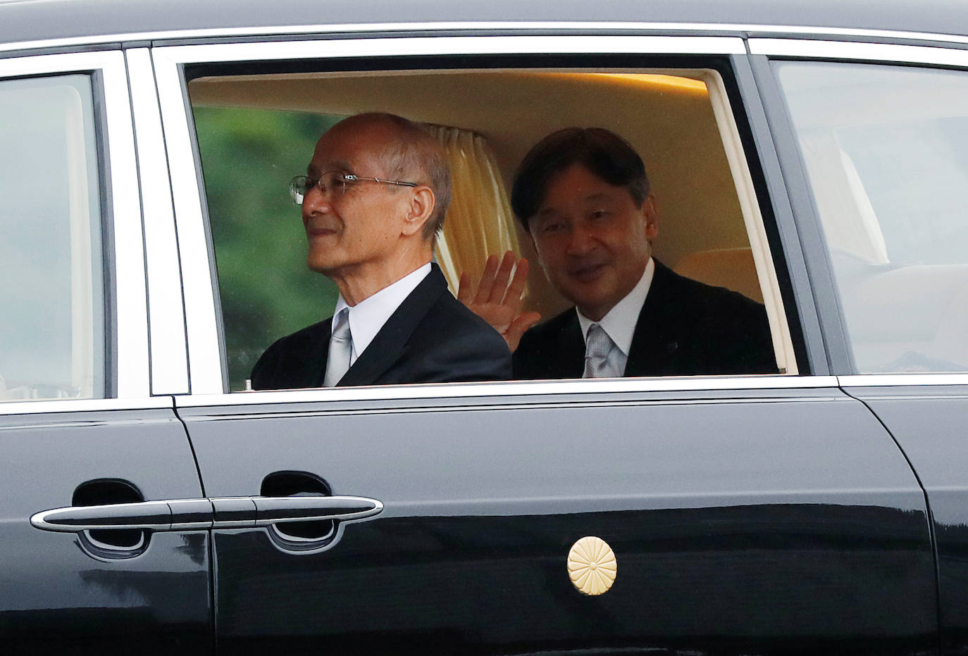 El emperador japonés Naruhito sale del Palacio Imperial.