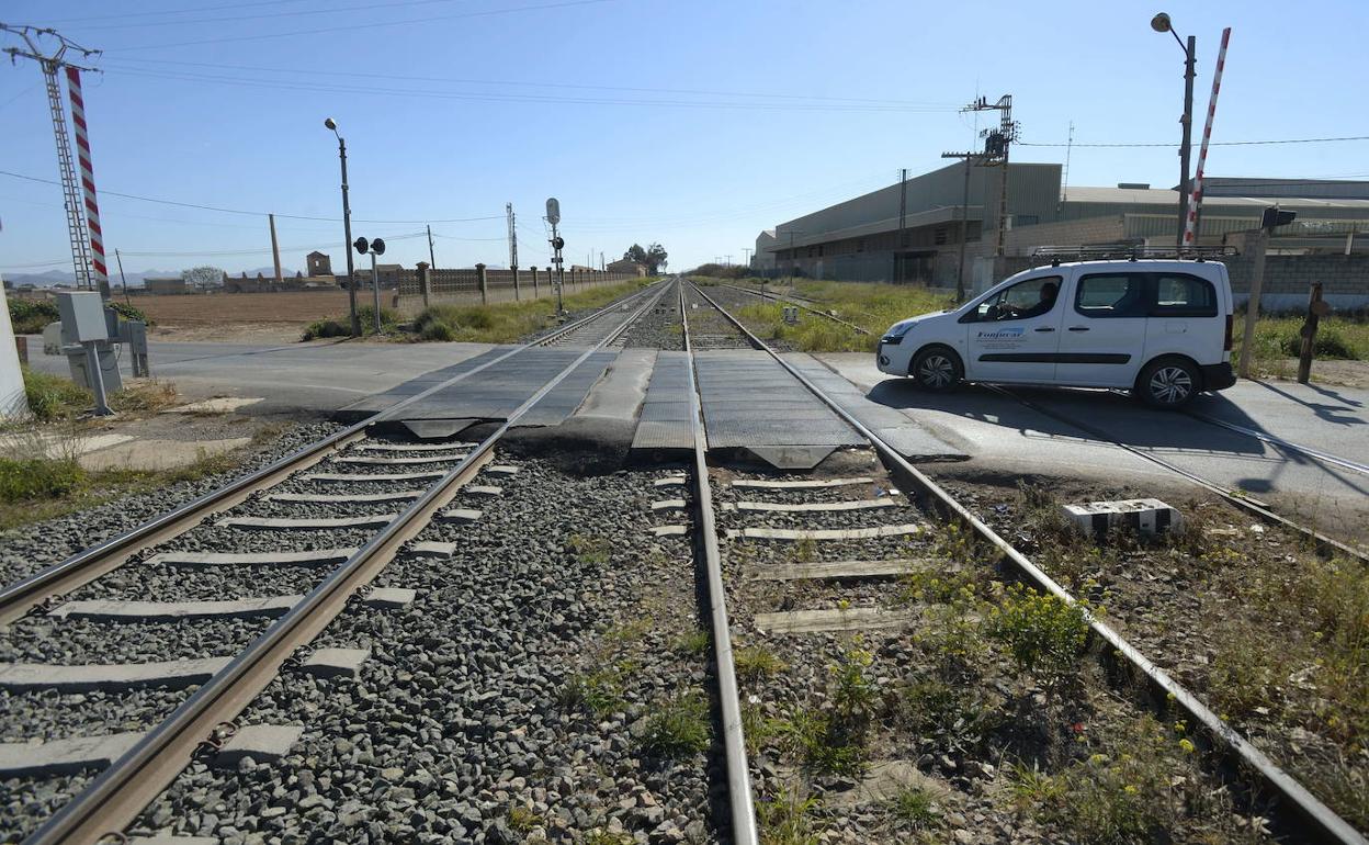 Un coche cruza el paso a nivel de Pozo Estrecho y La Palma.