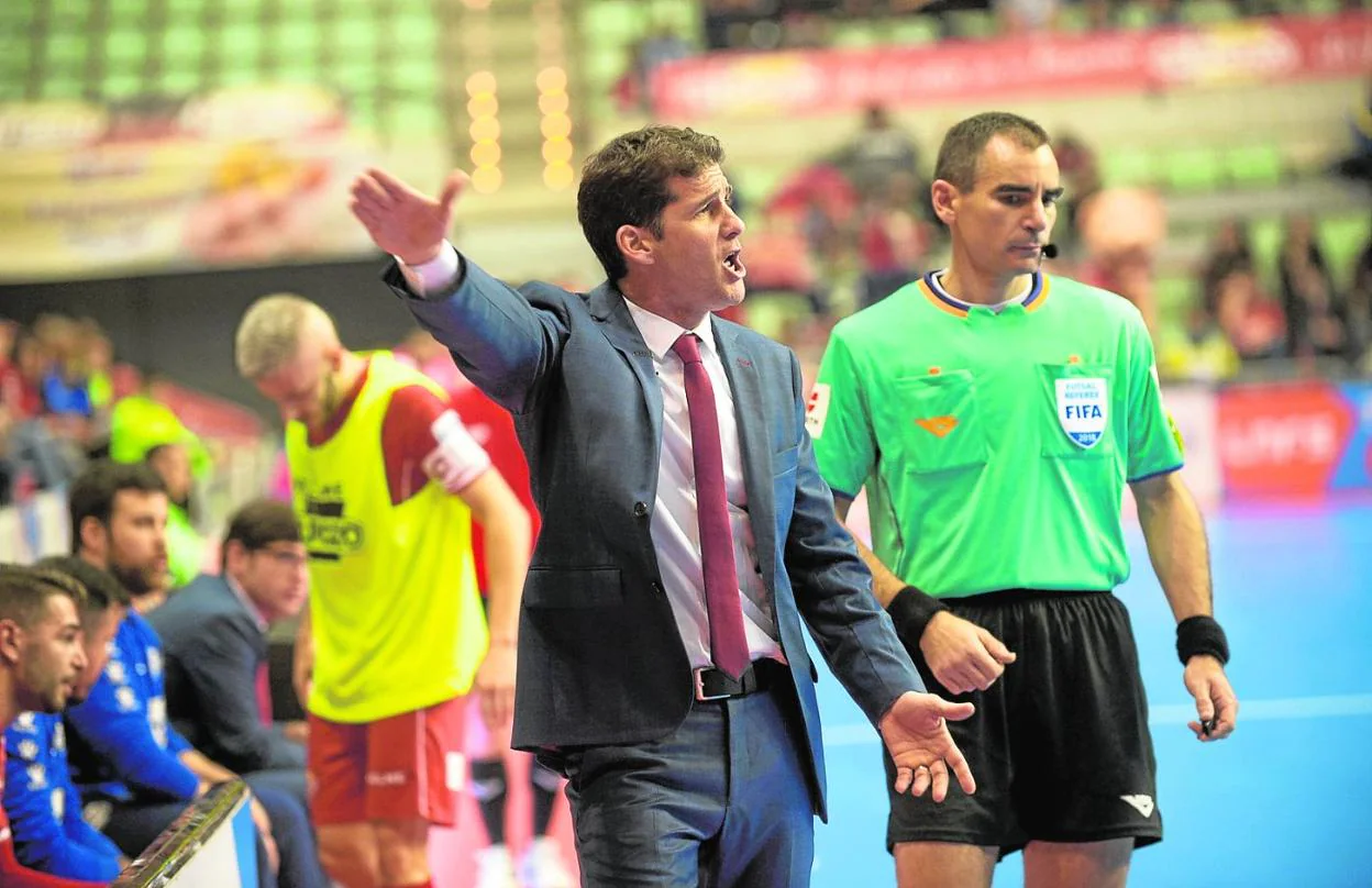 Duda, en su último derbi regional como entrenador de ElPozo Murcia, en enero del año pasado. 