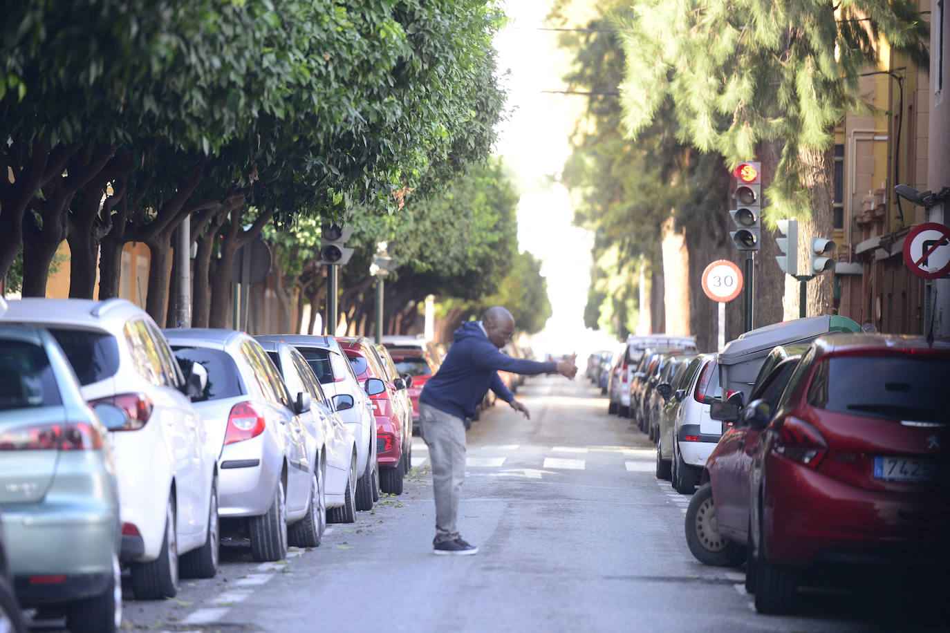 La normativa que permitirá a la Policía incautar la colecta a los aparcacoches lleva un mes de demora por motivos jurídicos.