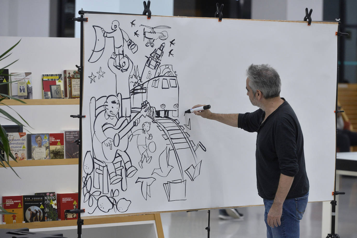 Con motivo del Día de las Bibliotecas, la Biblioteca Regional fue ayer escenario de una sesión de 'CómicJazz': espectáculo visual y sonoro en el que participaron el guitarrista Maxi Garcés y el dibujante Juan Álvarez. Garcés, que proviene del mundo del rock, interpretó piezas de jazz, pop-rock y clásicas y Álvarez dibujó en un panel de dos metros, de tal forma que los trazos aparecían al son de la música.