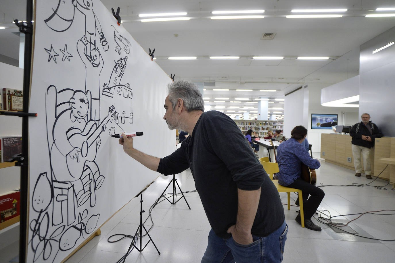 Con motivo del Día de las Bibliotecas, la Biblioteca Regional fue ayer escenario de una sesión de 'CómicJazz': espectáculo visual y sonoro en el que participaron el guitarrista Maxi Garcés y el dibujante Juan Álvarez. Garcés, que proviene del mundo del rock, interpretó piezas de jazz, pop-rock y clásicas y Álvarez dibujó en un panel de dos metros, de tal forma que los trazos aparecían al son de la música.