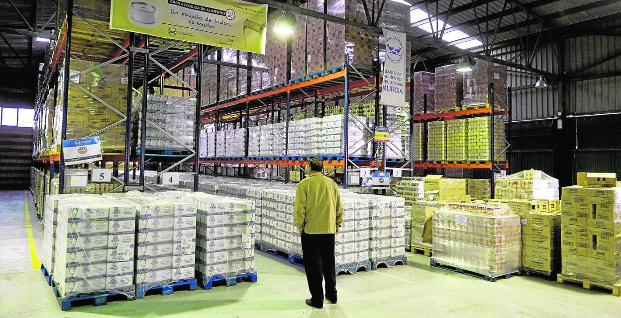 Banco de Alimentos de Murcia, que sirve de ayuda a muchos hogares con sus miembros en paro, en una imagen de archivo. 