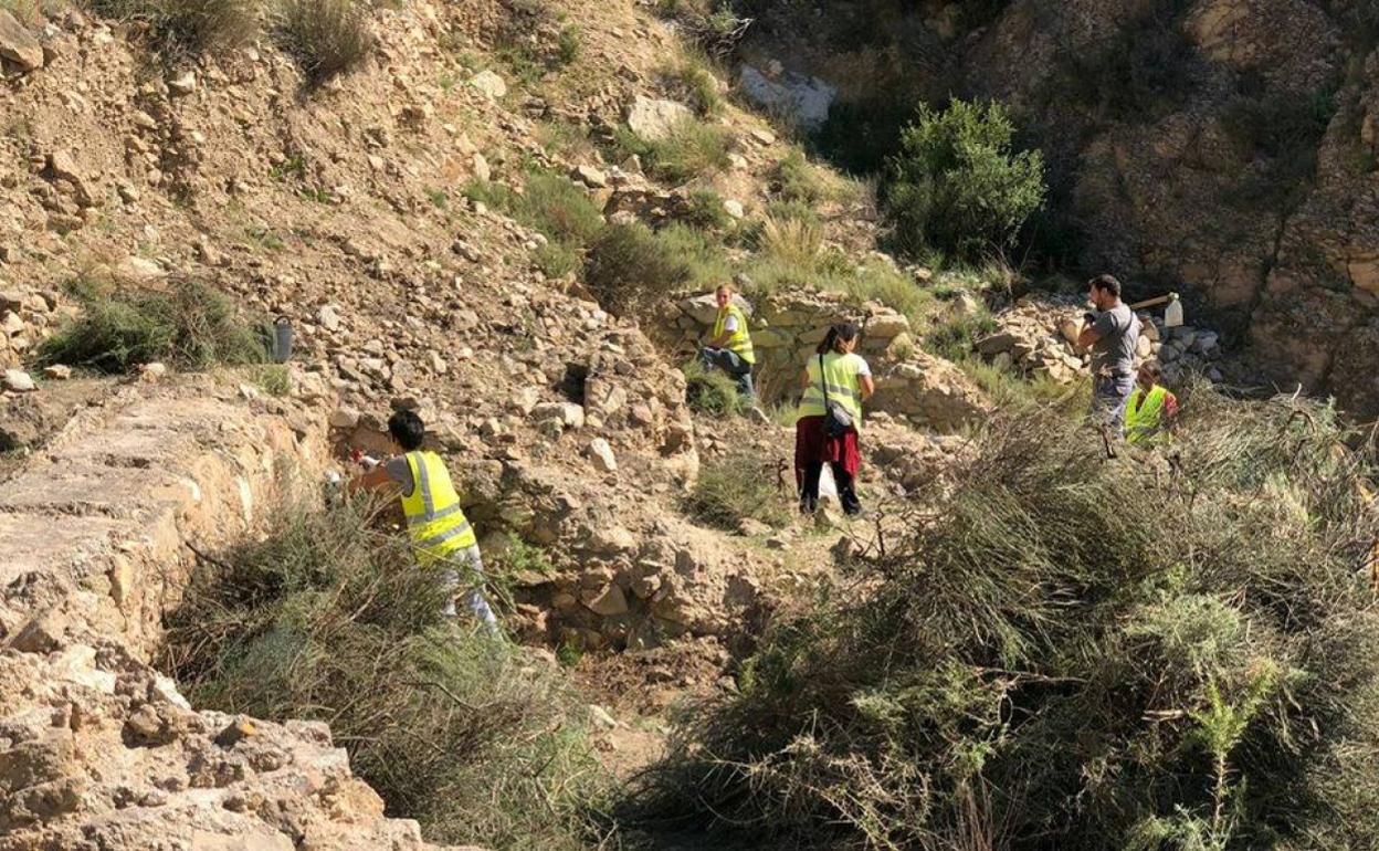  Varios expertos trabajan en el yacimiento del Salto de la Novia, en Ulea, esta semana. 