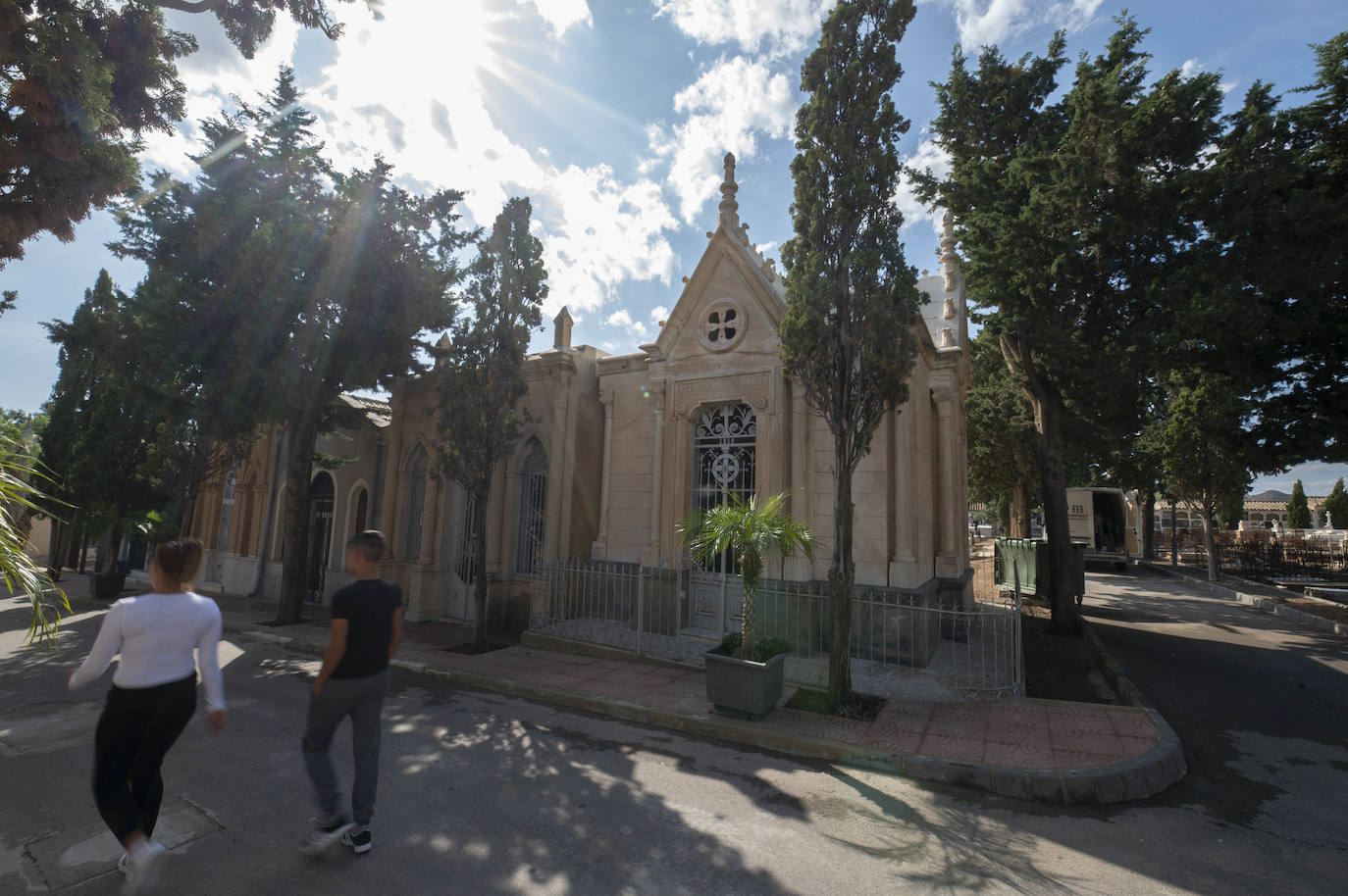 Una ruta guiada por el cementerio de Mazarrón recuerda los años dorados de su pasado industrial, con sus gestas y sus tragedias.