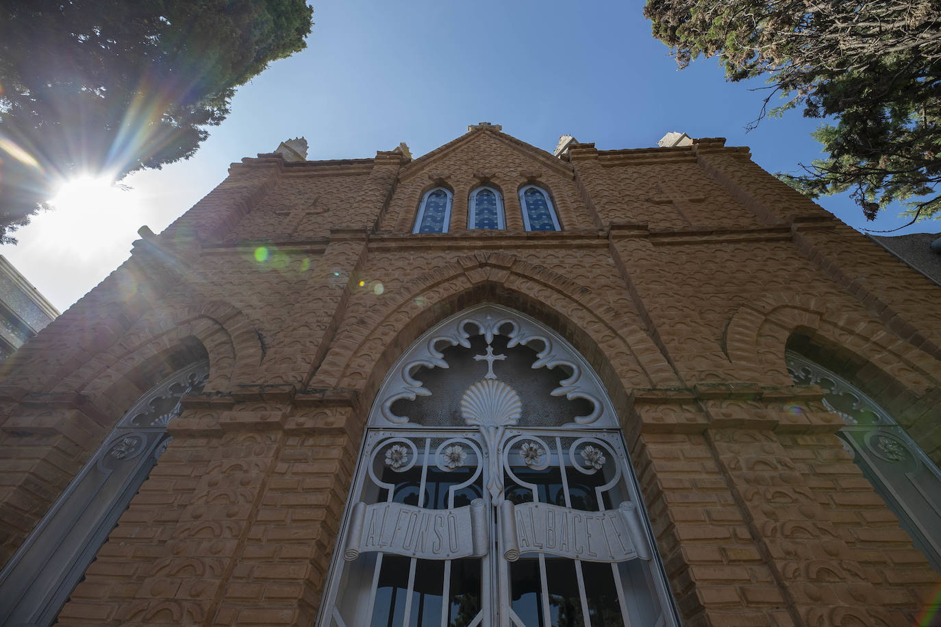 Una ruta guiada por el cementerio de Mazarrón recuerda los años dorados de su pasado industrial, con sus gestas y sus tragedias.