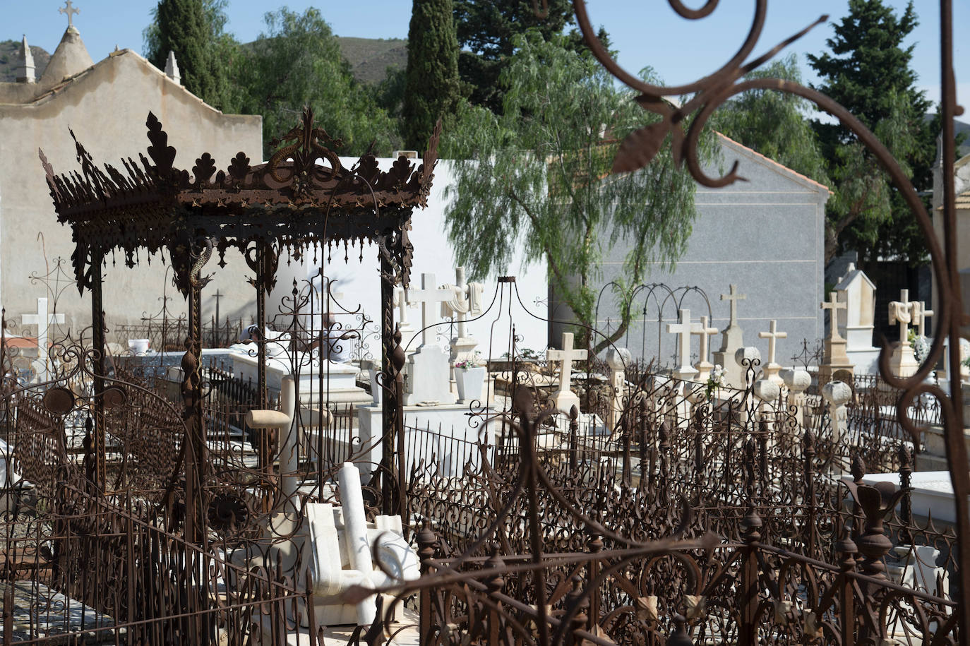 Una ruta guiada por el cementerio de Mazarrón recuerda los años dorados de su pasado industrial, con sus gestas y sus tragedias.