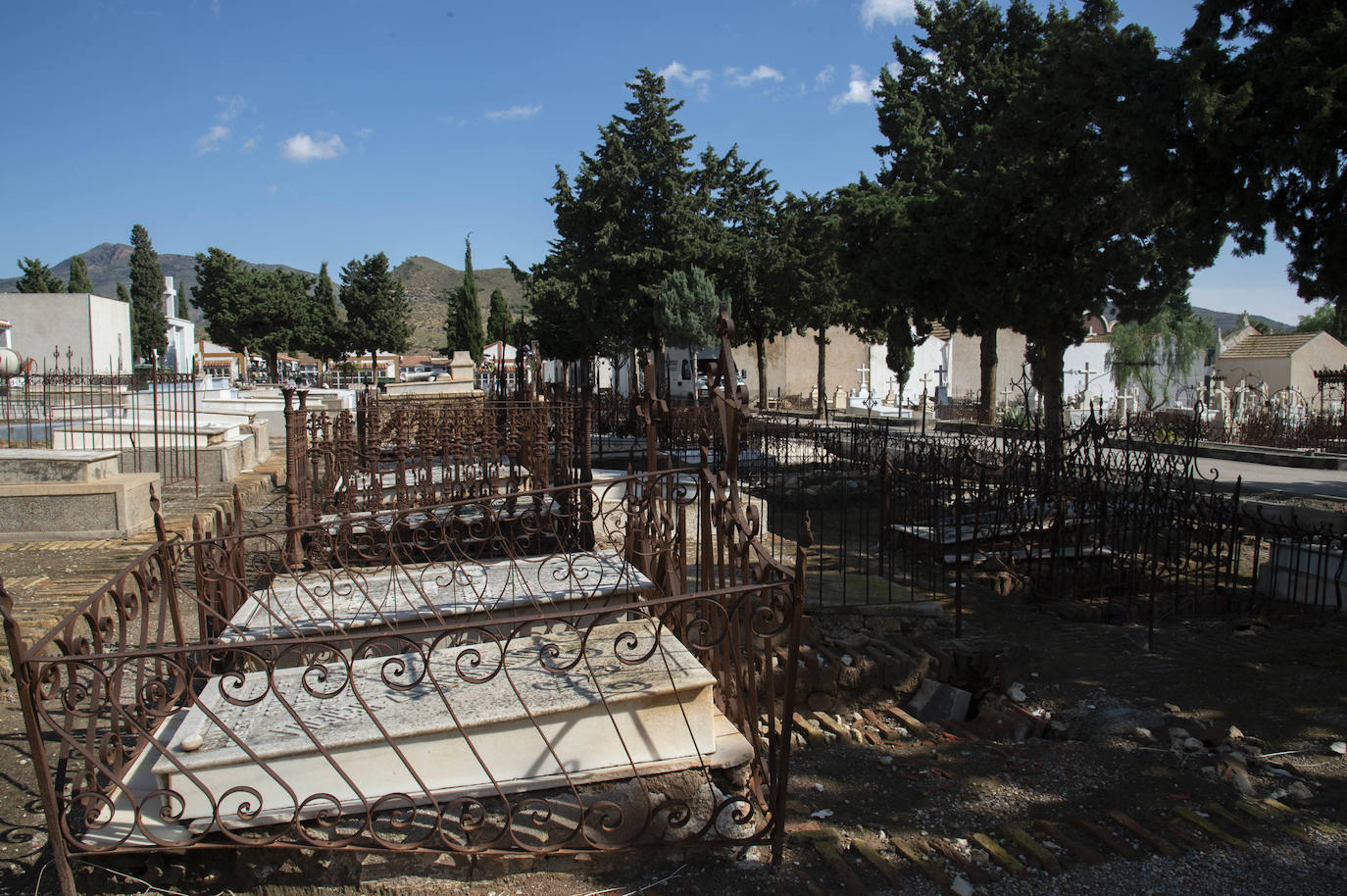 Una ruta guiada por el cementerio de Mazarrón recuerda los años dorados de su pasado industrial, con sus gestas y sus tragedias.