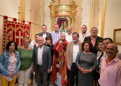 Imagen secundaria 1 - Rajoy, Sáenz de Santamaría y Médez de Vigo, durante su visita a la localidad. 