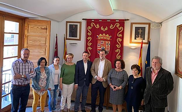 Imagen principal - Rajoy, Sáenz de Santamaría y Médez de Vigo, durante su visita a la localidad. 