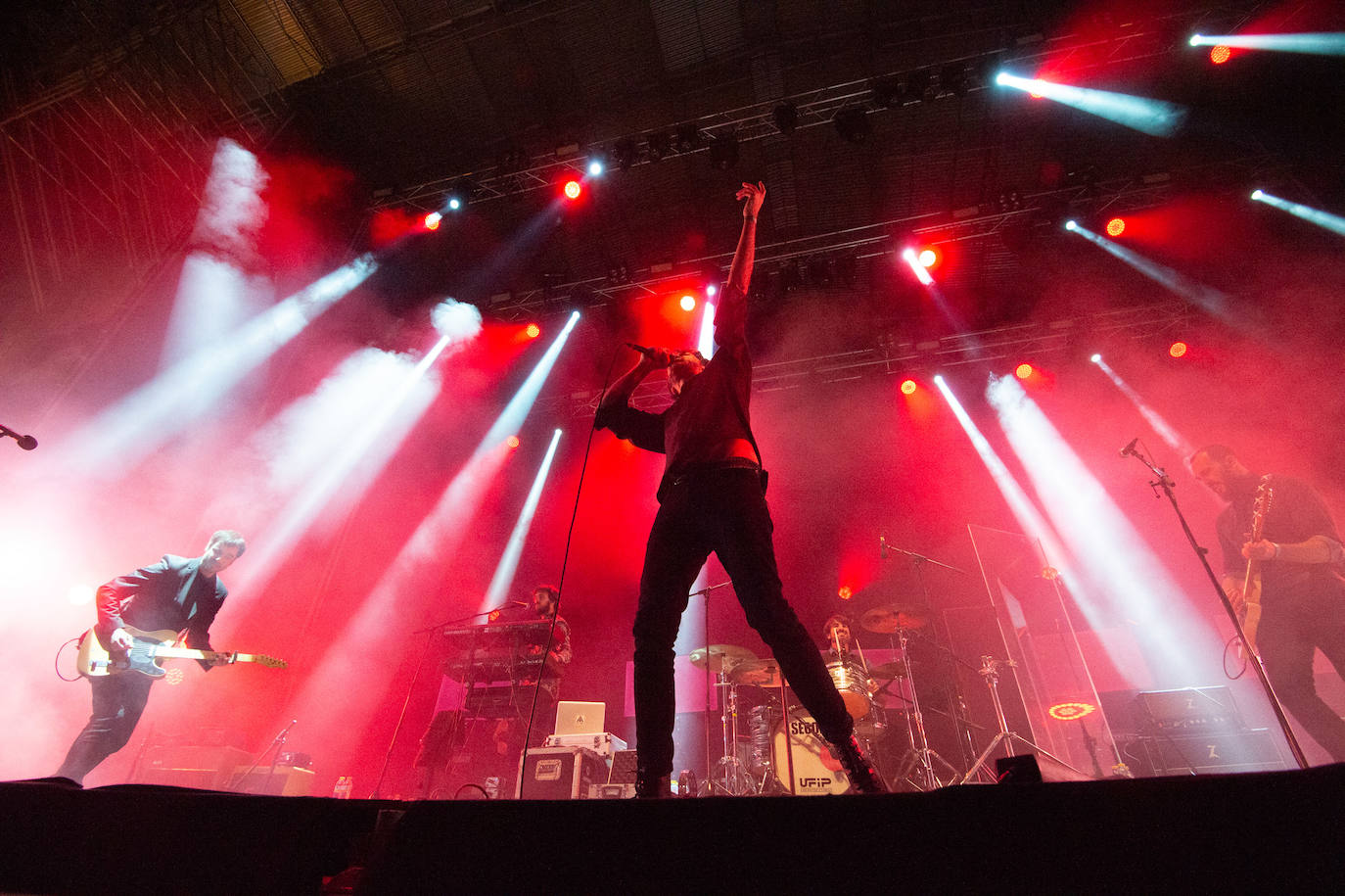 Suede, los murcianos Second -en la imagen- y La M.O.D.A. dieron anoche la bienvenida al curso universitario con un concierto que se ha convertido ya en una cita imprescindible dentro de la agenda musical de la Región de Murcia. Numerosas personas disfrutaron de las actuaciones de los tres grupos en el Welcome Estrella de Levante, que se celebró en la plaza de toros de la capital con todas las entradas agotadas. 