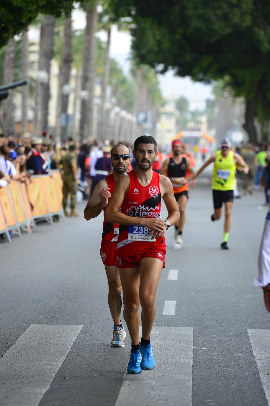 Antonio Martínez y Wafiya Benali ganan en la carrera al Faro en una jornada que reunió a más de 3.500 corredores y que también tuvo como vencedores a Sergio Fernández y Almudena García en los seis kilómetros. 