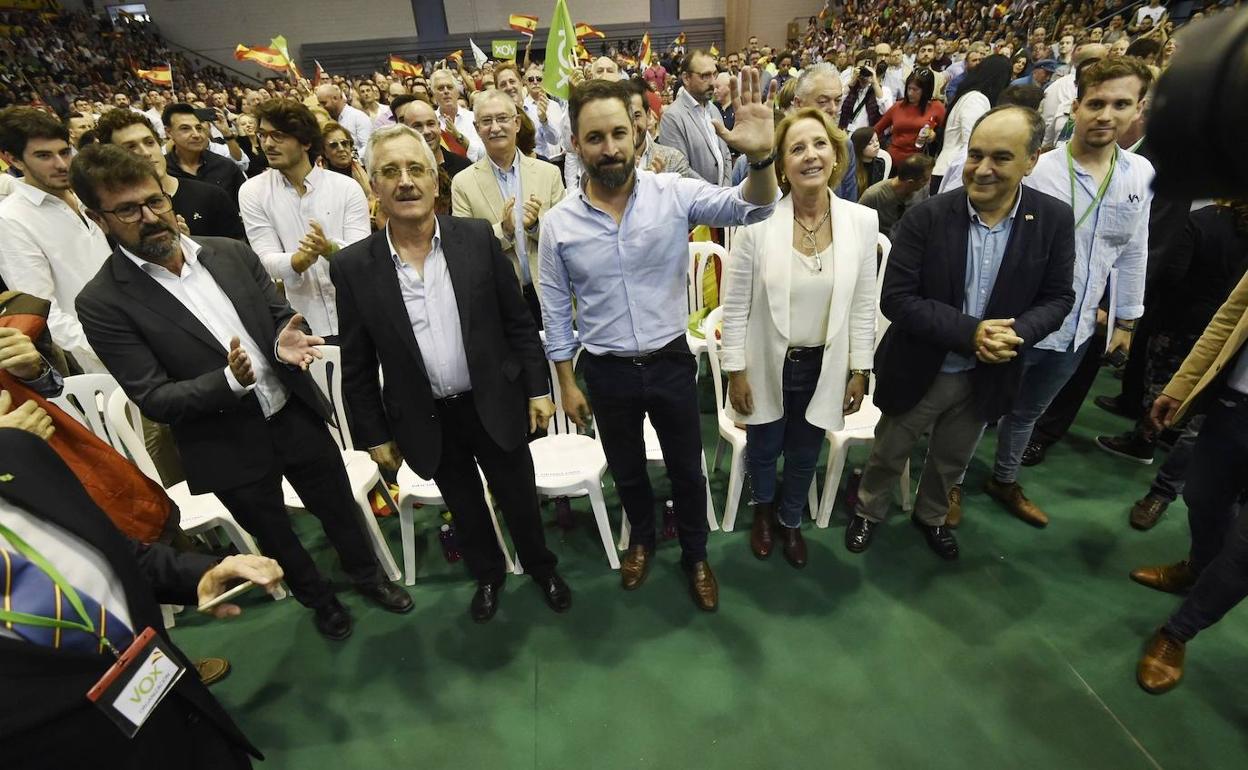 José Antonio Ortega Lara, Santiago Abascal y Lourdes Méndez, este domingo, en el mitin de Vox en Murcia.