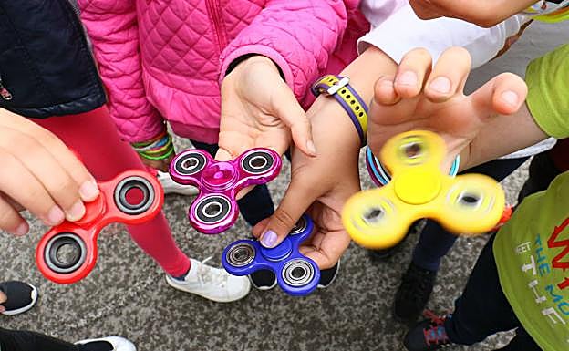 Imagen principal - Los 'spiners' conquistaron los colegios hace unos años. El 'yoyó' es un clásico que siempre vuelve. 