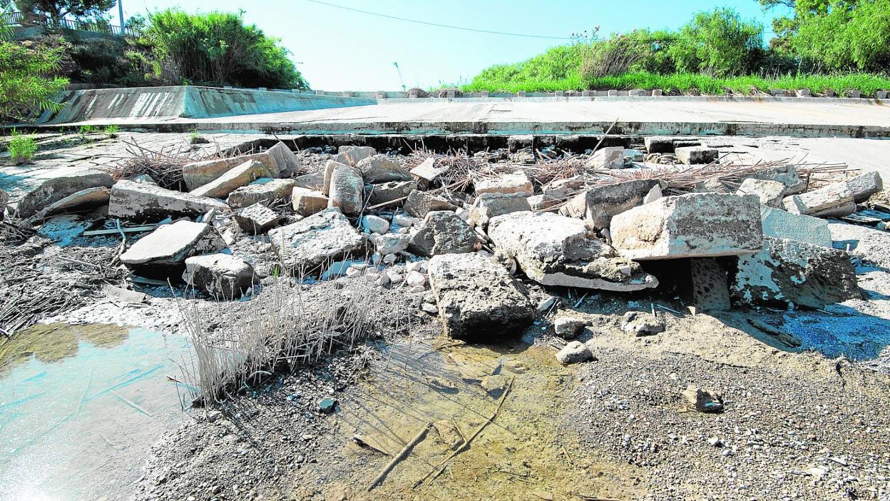 Decenas de sillares de La Contraparada levantados, tras las lluvias torrenciales de septiembre. 
