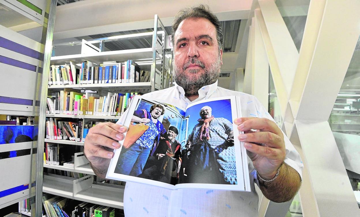 Gustavo Alemán, coordinador del ciclo, muestra una imagen de Juanjo Martínez en 'Panorama'. 