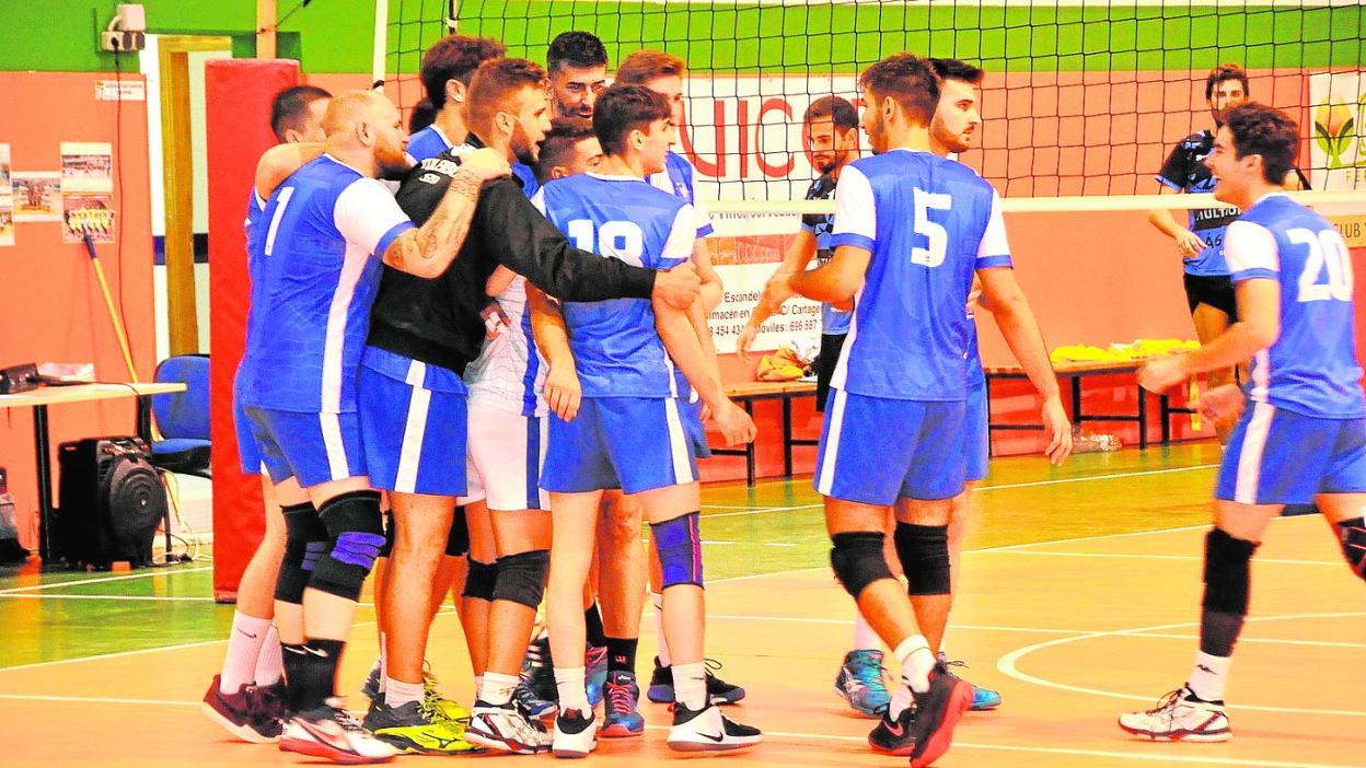 Los jugadores del Voleadores Cieza celebran su triunfo del pasado fin de semana frente al Villena. 