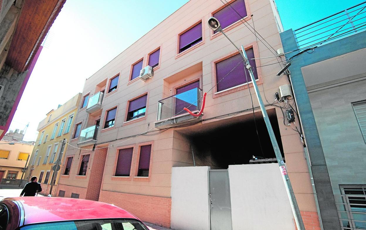 Fachada del edificio ocupado, en la calle Alegría, de la pedanía murciana de Los Dolores. 