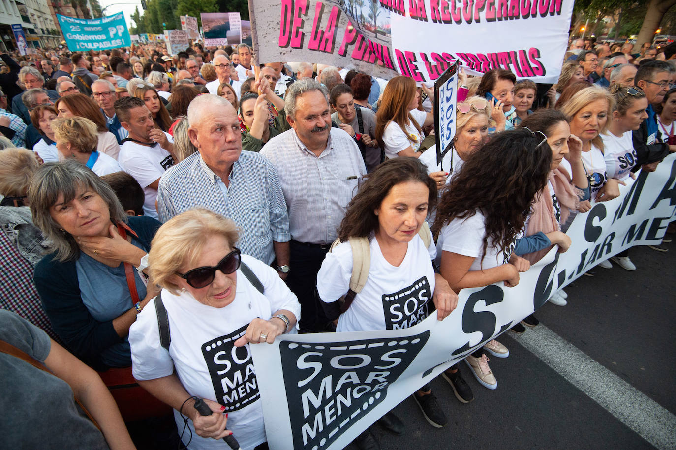 Decenas de miles de personas, 55.000 según la Policía Nacional, lanzan un SOS por la laguna en una marcha masiva en Cartagena