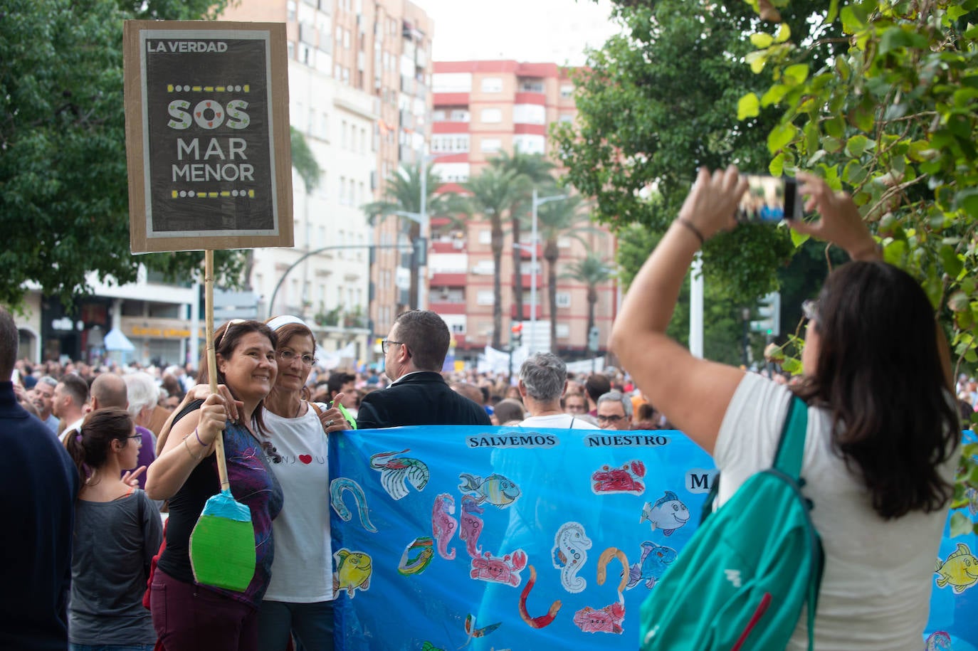 Decenas de miles de personas, 55.000 según la Policía Nacional, lanzan un SOS por la laguna en una marcha masiva en Cartagena