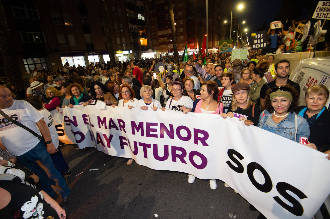Decenas de miles de personas, 55.000 según la Policía Nacional, lanzan un SOS por la laguna en una marcha masiva en Cartagena
