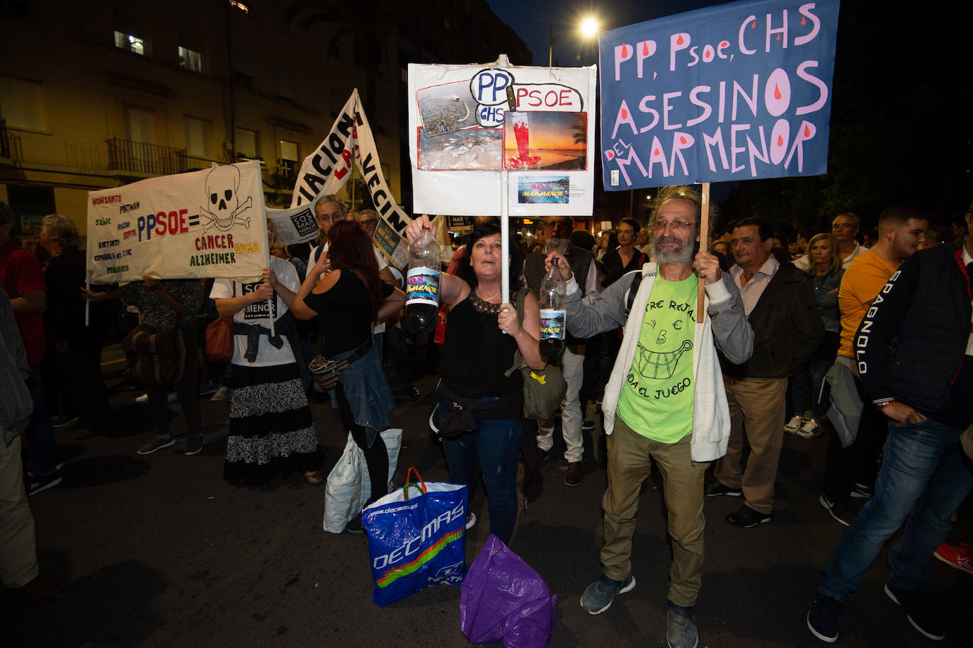 Decenas de miles de personas, 55.000 según la Policía Nacional, lanzan un SOS por la laguna en una marcha masiva en Cartagena