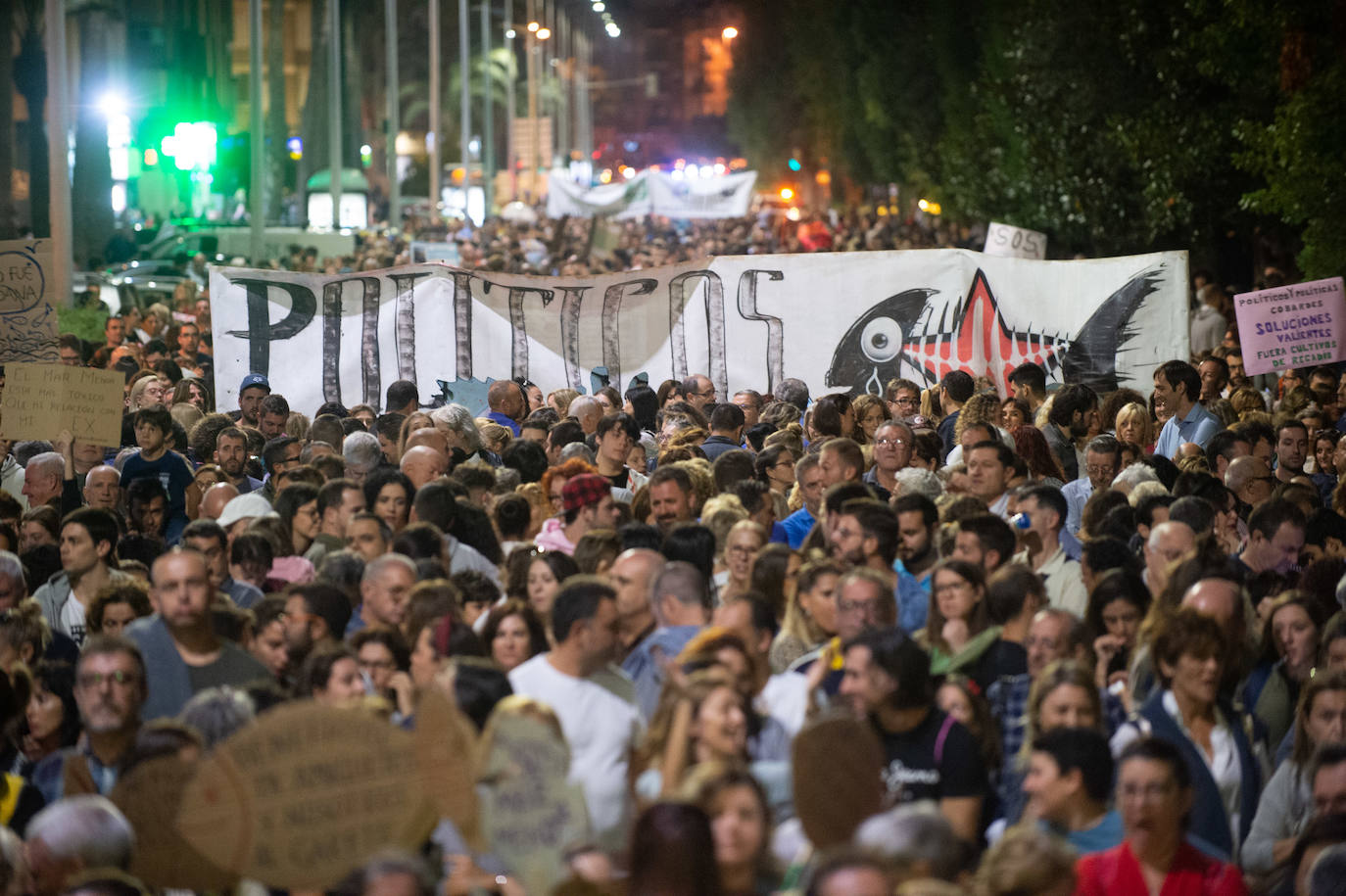 Decenas de miles de personas, 55.000 según la Policía Nacional, lanzan un SOS por la laguna en una marcha masiva en Cartagena