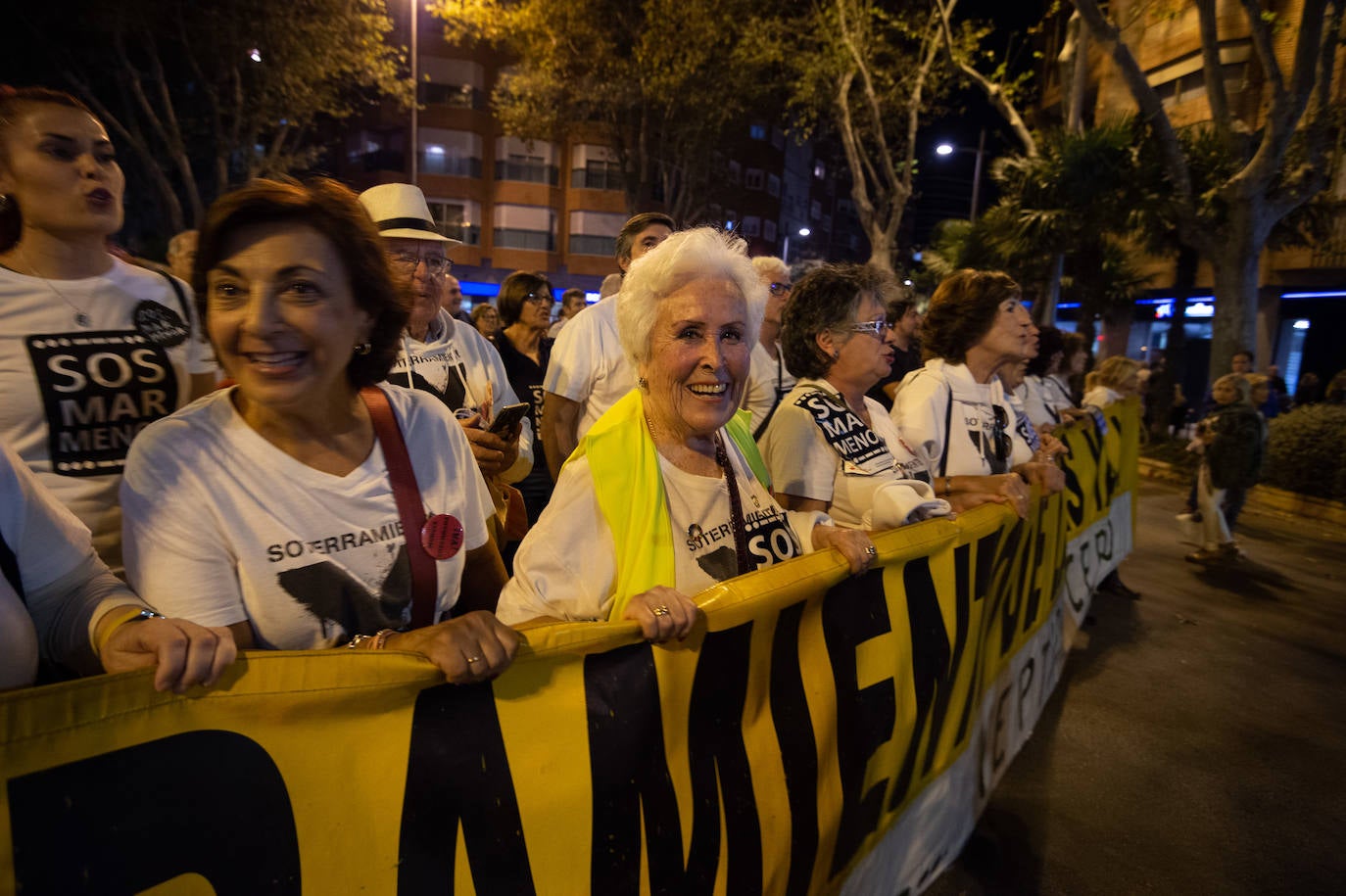 Decenas de miles de personas, 55.000 según la Policía Nacional, lanzan un SOS por la laguna en una marcha masiva en Cartagena
