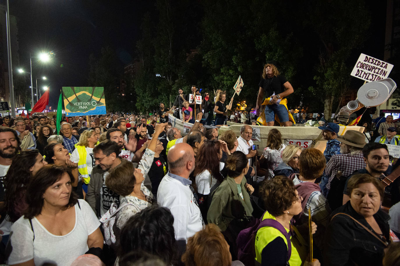 Decenas de miles de personas, 55.000 según la Policía Nacional, lanzan un SOS por la laguna en una marcha masiva en Cartagena