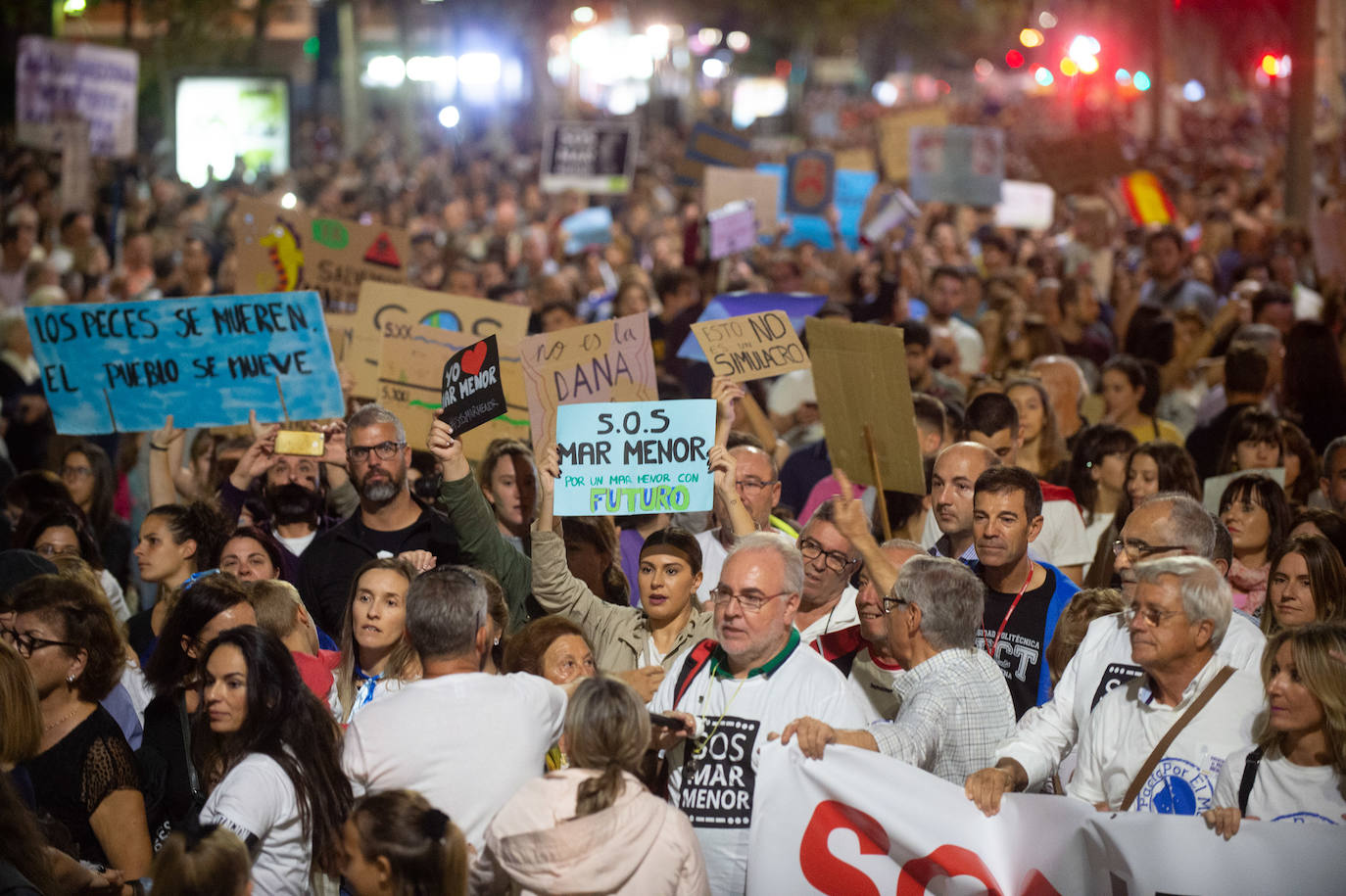 Decenas de miles de personas, 55.000 según la Policía Nacional, lanzan un SOS por la laguna en una marcha masiva en Cartagena