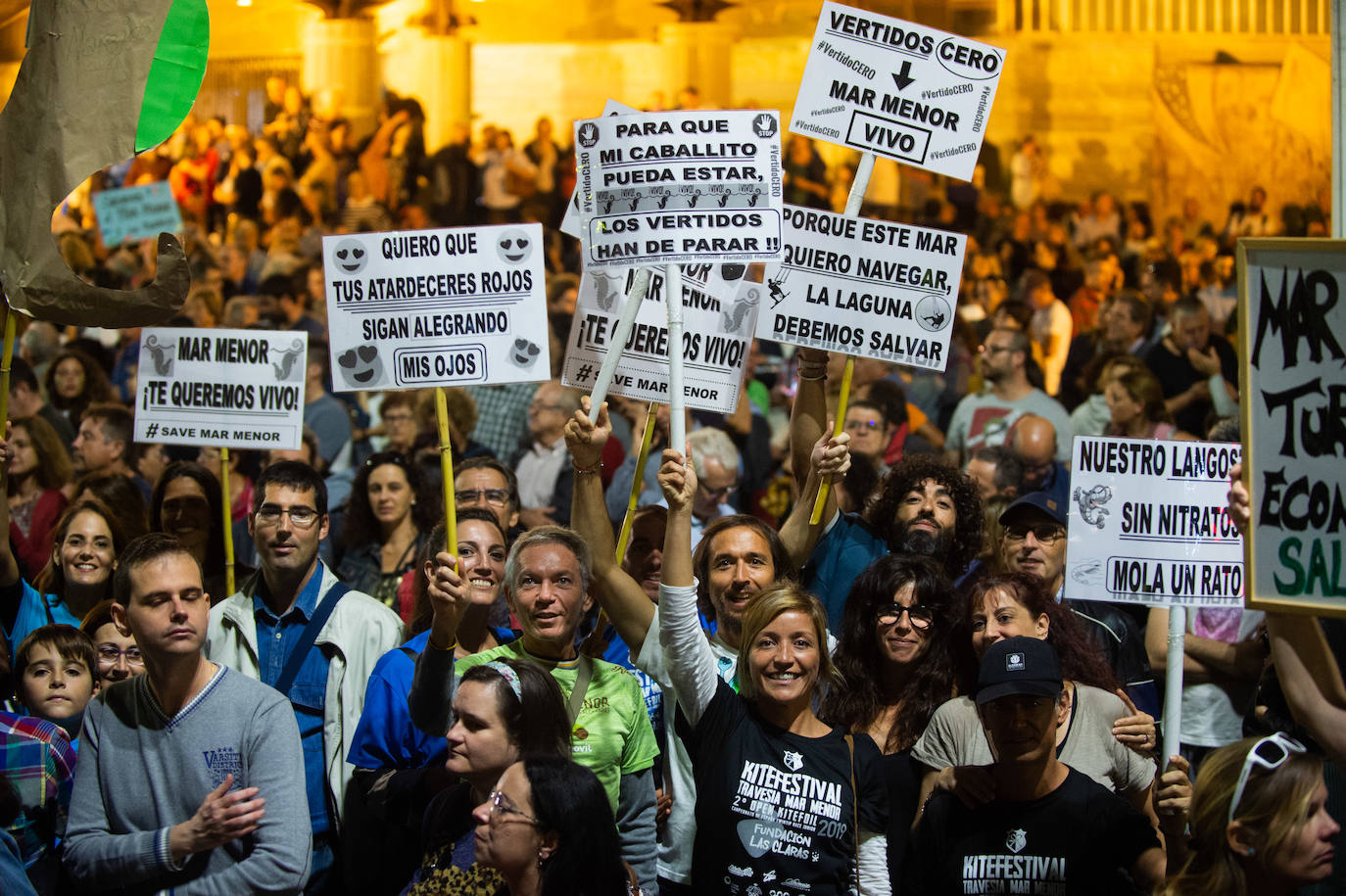 Decenas de miles de personas, 55.000 según la Policía Nacional, lanzan un SOS por la laguna en una marcha masiva en Cartagena
