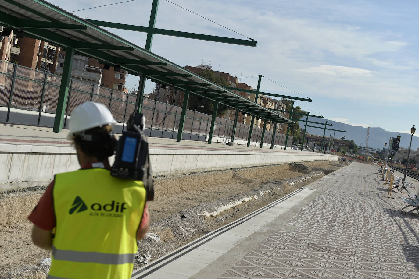 Los muros pantalla entre la Senda de los Garres y la entrada a la estación de Murcia están finalizados en un 98%