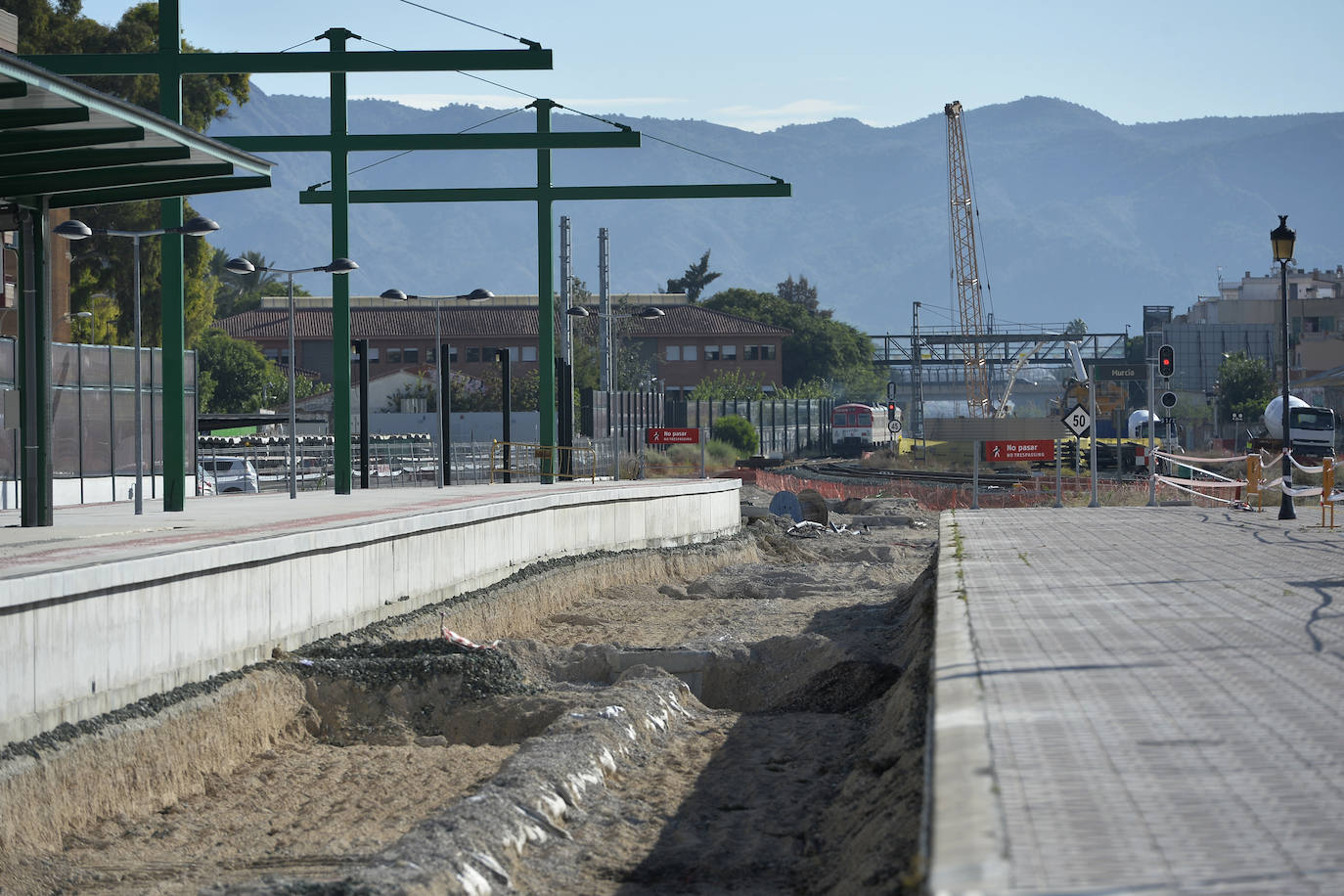 Los muros pantalla entre la Senda de los Garres y la entrada a la estación de Murcia están finalizados en un 98%