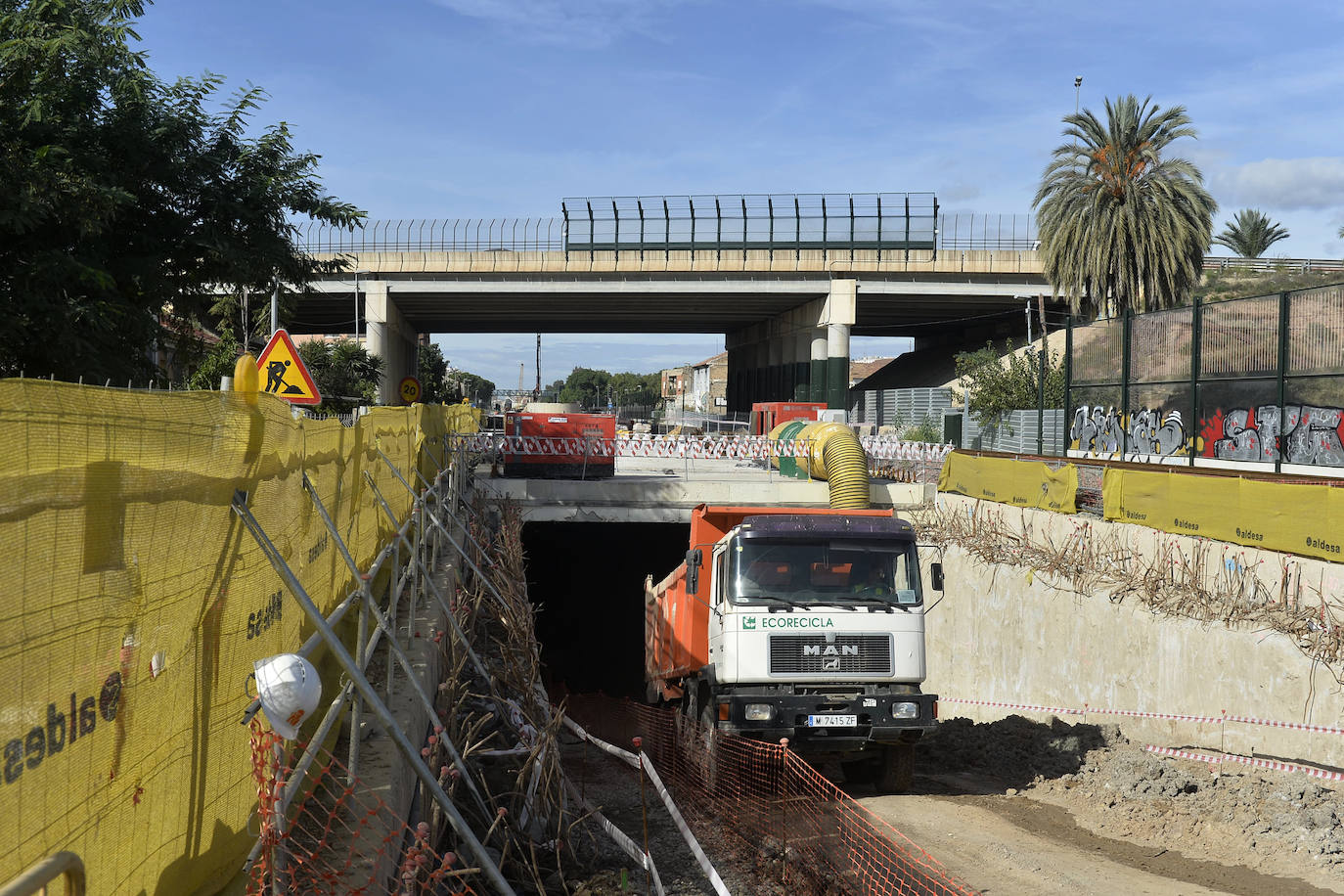 Los muros pantalla entre la Senda de los Garres y la entrada a la estación de Murcia están finalizados en un 98%