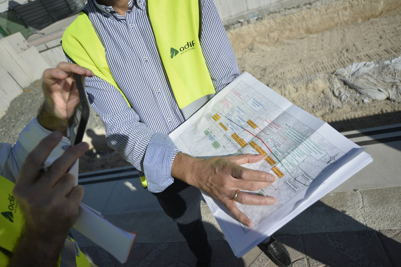 Los muros pantalla entre la Senda de los Garres y la entrada a la estación de Murcia están finalizados en un 98%