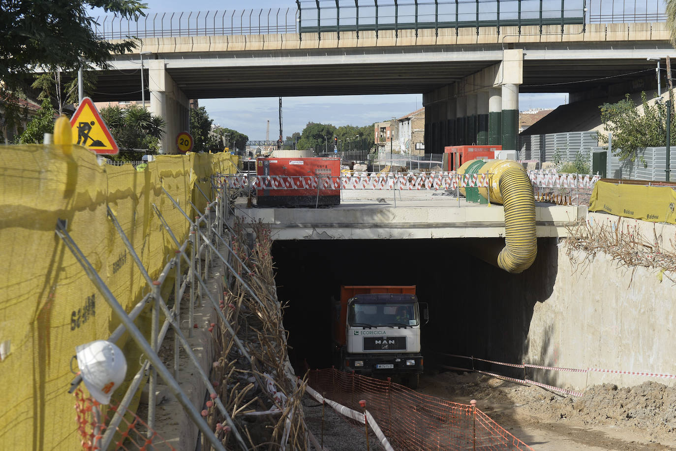 Los muros pantalla entre la Senda de los Garres y la entrada a la estación de Murcia están finalizados en un 98%