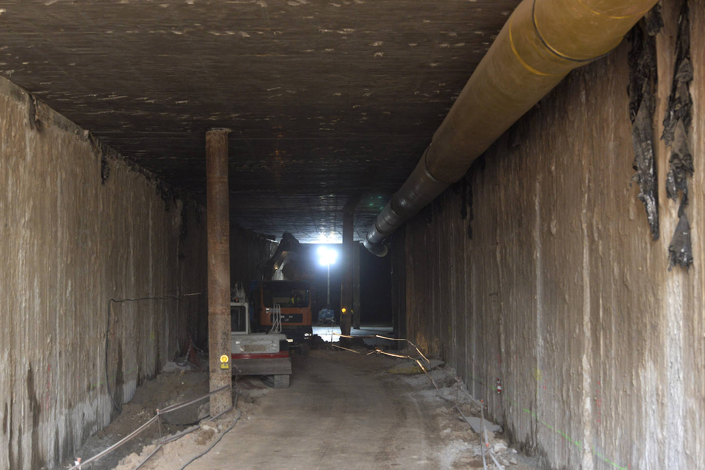 Los muros pantalla entre la Senda de los Garres y la entrada a la estación de Murcia están finalizados en un 98%