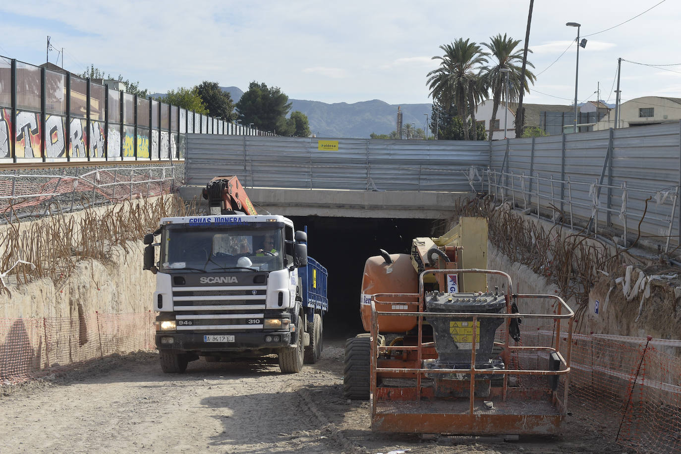 Los muros pantalla entre la Senda de los Garres y la entrada a la estación de Murcia están finalizados en un 98%