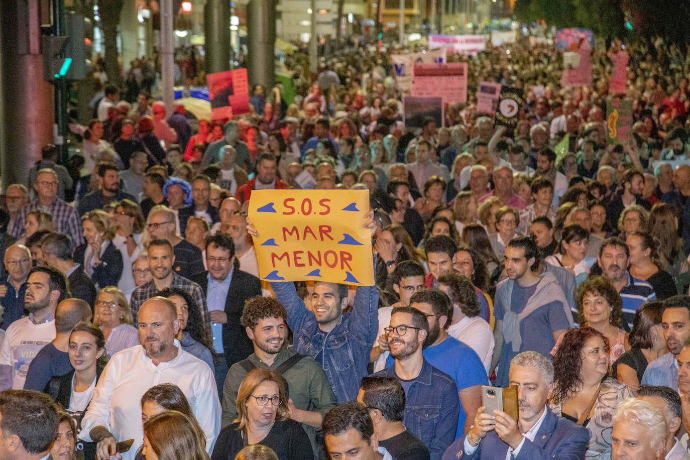 Unas 55.000 personas claman contra la contaminación y reclaman soluciones para «salvar» la laguna.