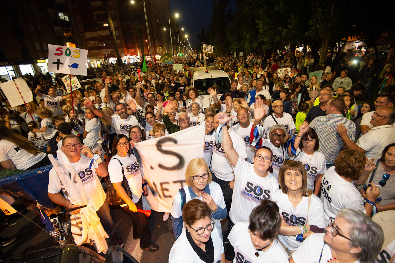 Unas 55.000 personas claman contra la contaminación y reclaman soluciones para «salvar» la laguna.
