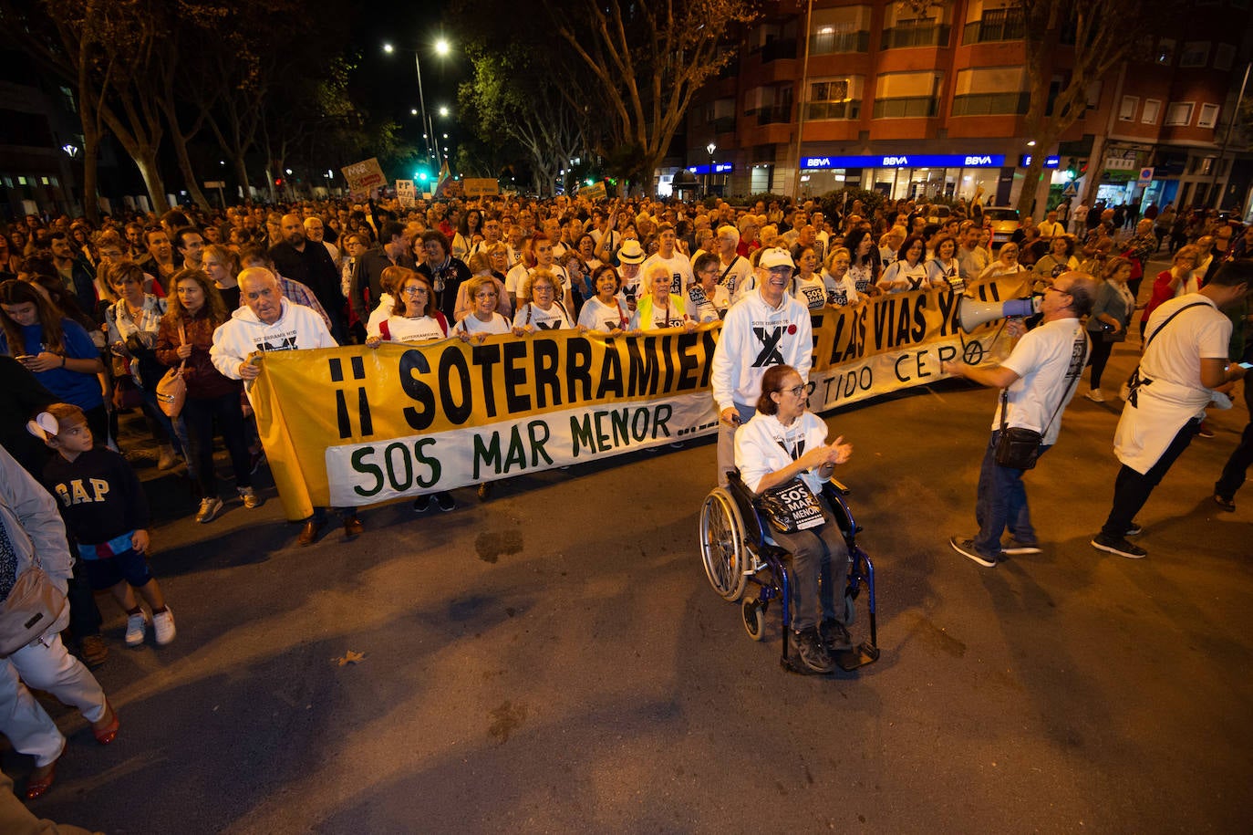 Unas 55.000 personas claman contra la contaminación y reclaman soluciones para «salvar» la laguna.