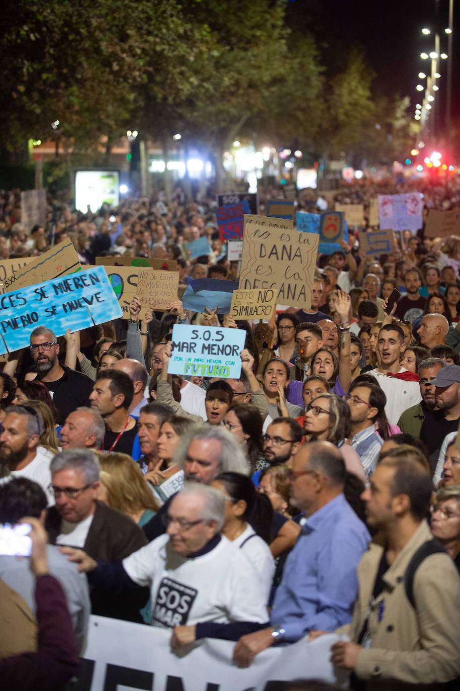 Unas 55.000 personas claman contra la contaminación y reclaman soluciones para «salvar» la laguna.
