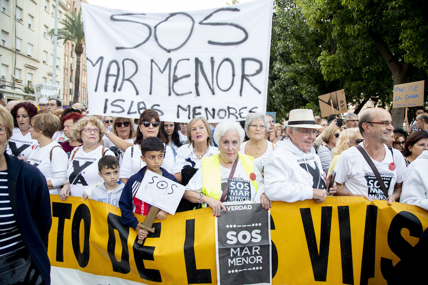 Unas 55.000 personas claman contra la contaminación y reclaman soluciones para «salvar» la laguna.