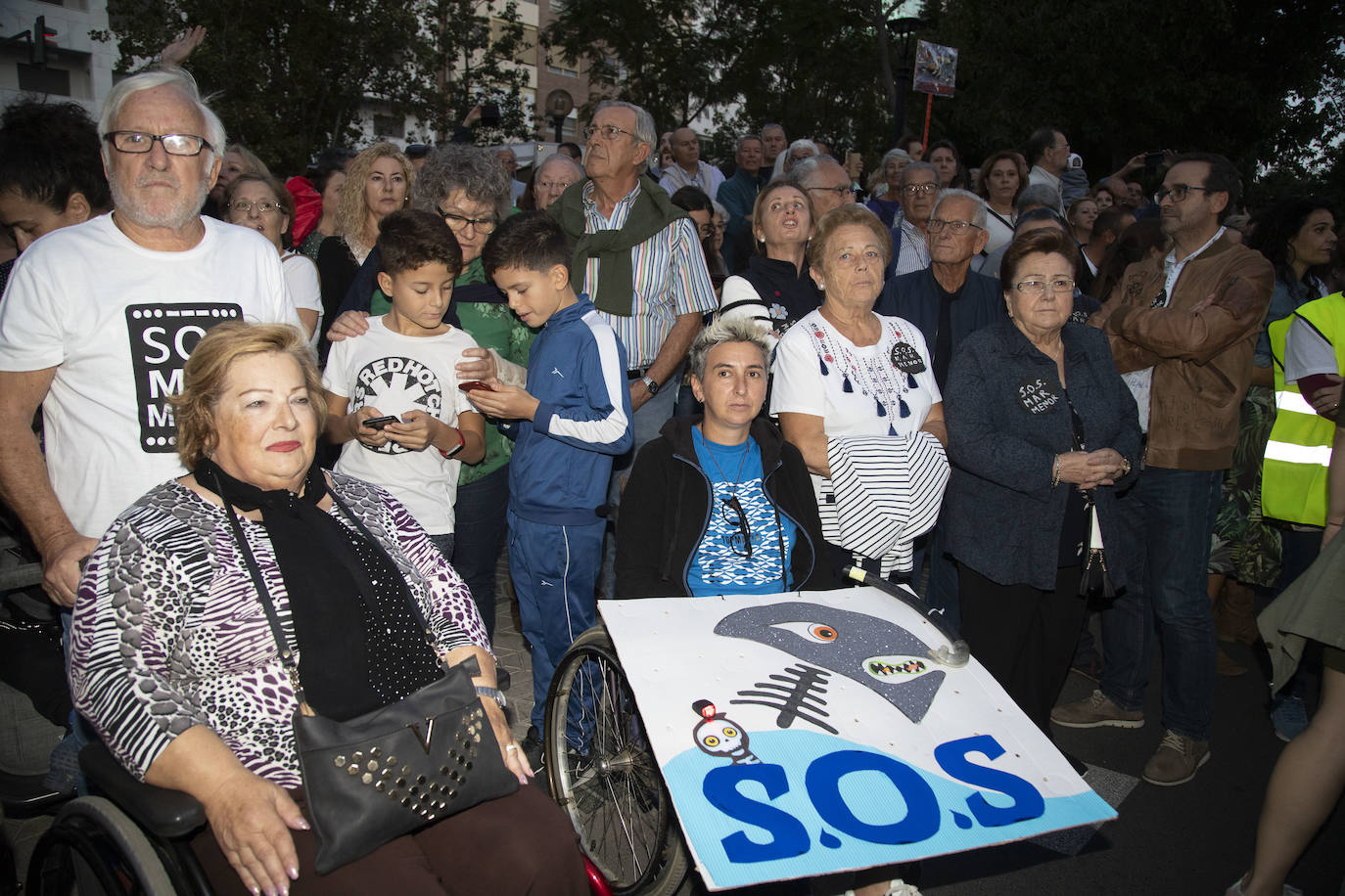 Unas 55.000 personas claman contra la contaminación y reclaman soluciones para «salvar» la laguna.