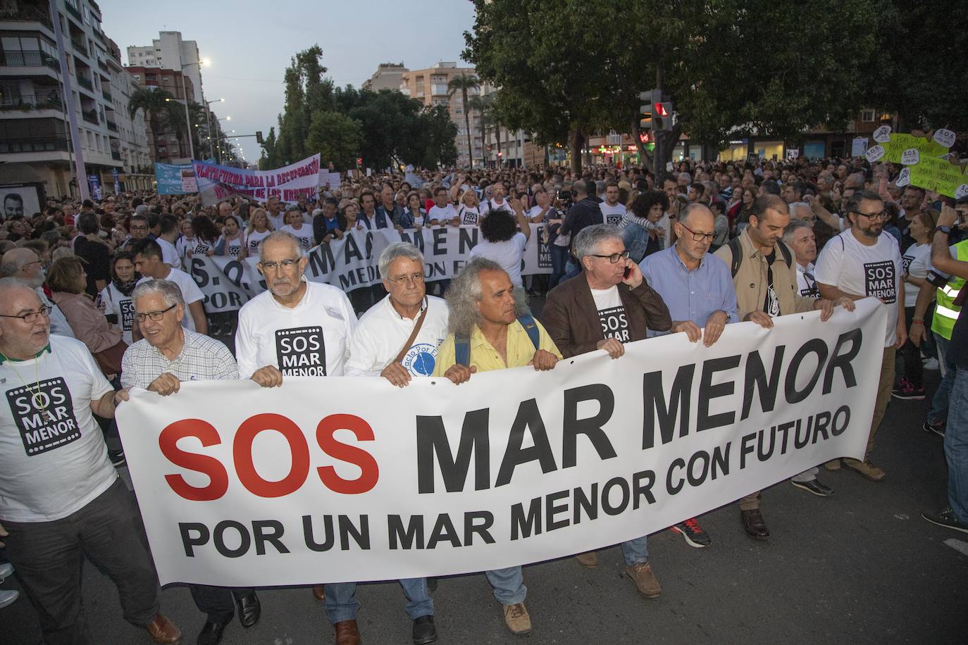 Unas 55.000 personas claman contra la contaminación y reclaman soluciones para «salvar» la laguna.