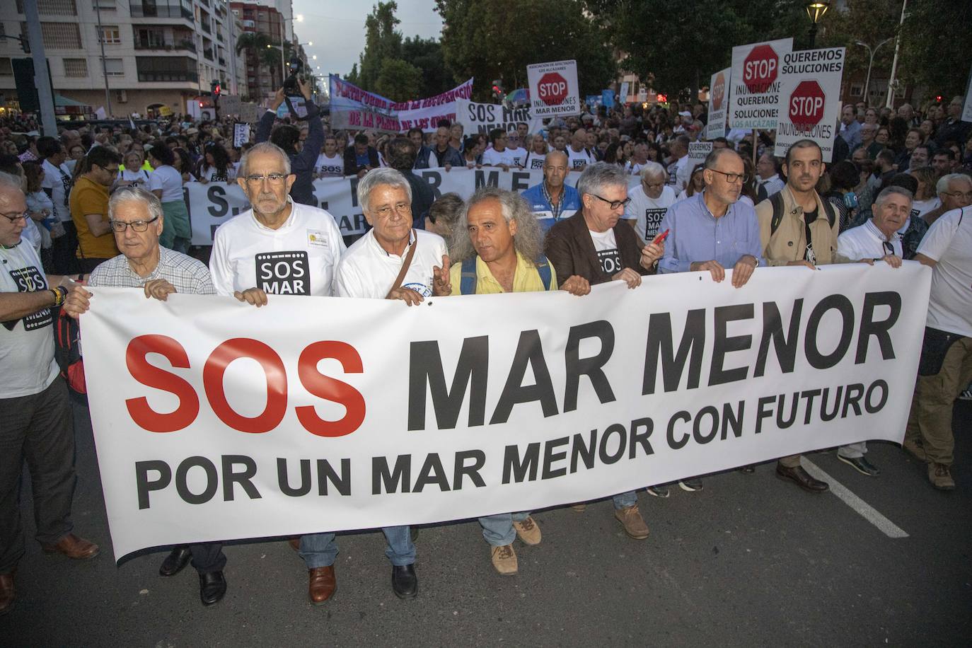 Unas 55.000 personas claman contra la contaminación y reclaman soluciones para «salvar» la laguna.