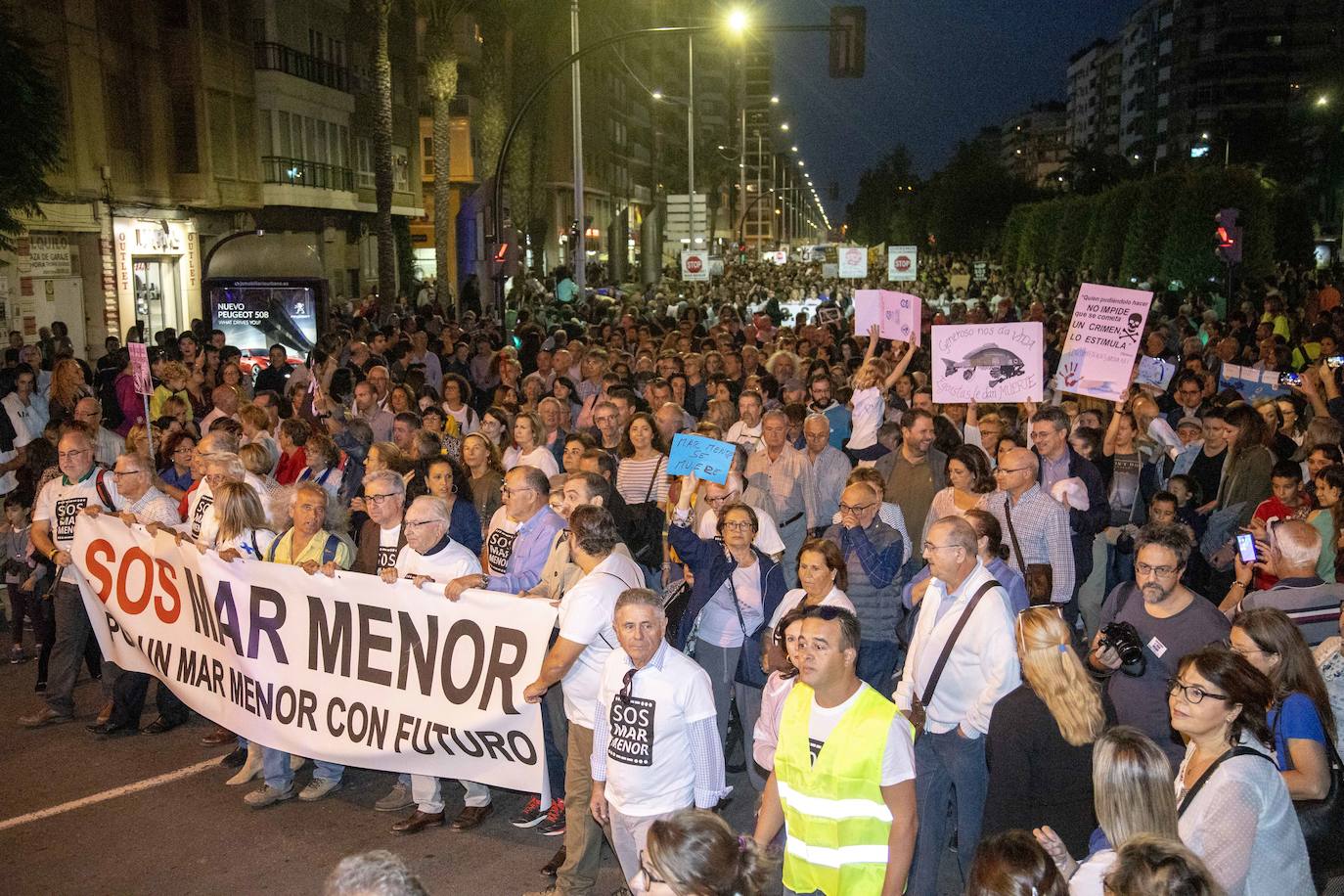 Unas 55.000 personas claman contra la contaminación y reclaman soluciones para «salvar» la laguna.