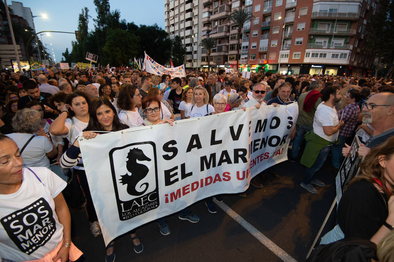 Unas 55.000 personas claman contra la contaminación y reclaman soluciones para «salvar» la laguna.